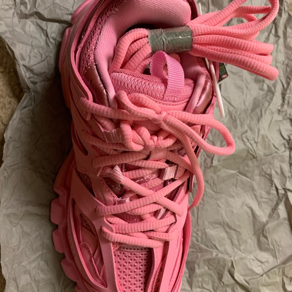 BALENCIAGAS LIGHT UP SNEAKERS - Picture 2 of 9